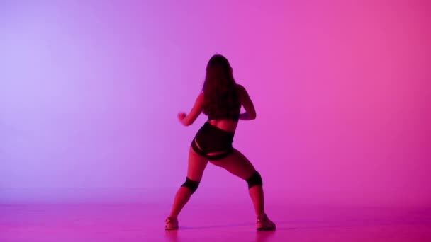 Nella Cornice Uno Sfondo Colore Danza Giovane Donna Magra Lei — Video Stock