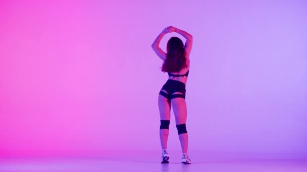Ramen Flerfärgad Bakgrund Står Lutningen Ung Kvinna Demonstrerar Dansrörelse Stil — Stockvideo