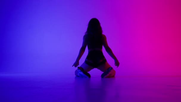 Keret Egy Színes Háttér Táncol Fiatal Karcsú Áll Vissza Ebben — Stock videók