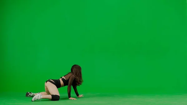 Shot Green Background Chromakey Kneeling Young Woman She Has Her — Stock Photo, Image