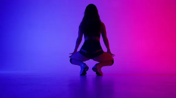 Зйомках Різнокольоровому Темному Тлі Градієнтна Жінка Присікає Демонструє Танцювальний Хід — стокове фото