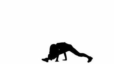 Beyaz bir arkaplanda, siluette ince bir kız duruyor. Dans hareketini twerk tarzında gösteriyor. Seksi, plastik, ritmik. Kameraya bakıyorum. Orta çerçeve. Yavaş çekim.