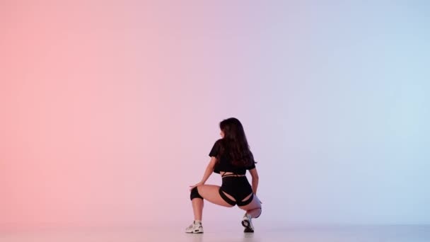 Marco Sobre Fondo Multicolor Gradiente Encuentra Mujer Demuestra Movimiento Danza — Vídeo de stock