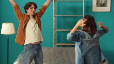 Yeni ev ve gayrimenkul yaratıcı reklam konsepti. Taşınma ve tahliye. Oturma odasını kapatın. Yeni dairede bir çift, mutlu bir yüz ifadesi, anahtarlar, kazanan jestler..