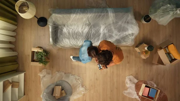 온난화 재배치 아파트 거실의 남자와 스마트 비디오를 — 스톡 사진