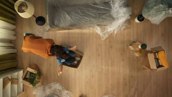 온난화 재배치 아파트 거실의 상자에 남자는 바닥에 그녀를 새로운 아파트에서 — 스톡 사진