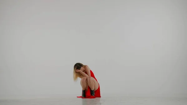 Eingerahmt Auf Weißem Grauem Hintergrund Junge Frau Demonstriert Tanzbewegungen Richtung — Stockfoto