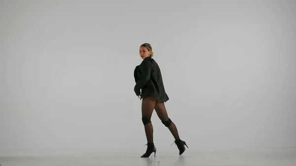 Белом Сером Фоне Молодая Женщина Демонстрируя Танцы Движется Высоким Каблукам — стоковое фото