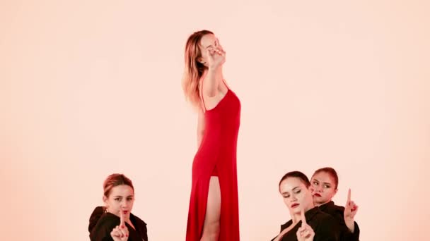 ピンクの背景にフレーミング 衣服を明らかにする若い女性の集まり ダンスナンバーのデモンストレーション ハイヒールの方向への動き 美しく プラスチックです — ストック動画