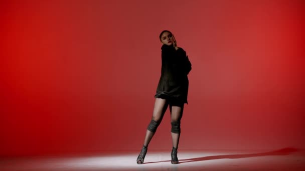 Czerwonym Tle Młoda Kobieta Pokazuje Ruchy Taneczne Kierunku Wysokich Obcasów — Wideo stockowe