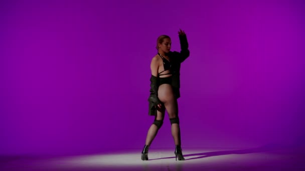 Mor Arka Planda Çerçevelenmiş Genç Bayan Yüksek Topuklara Doğru Dans — Stok video