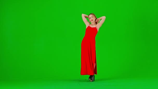 배경에 프레임 크로마키 드레스를 날씬한 뒤꿈치의 방향으로 운동을 보여줍니다 그녀는 — 비디오