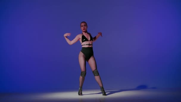 Mavi Arka Planda Genç Bayan Yüksek Topuklara Doğru Dans Hareketlerini — Stok video