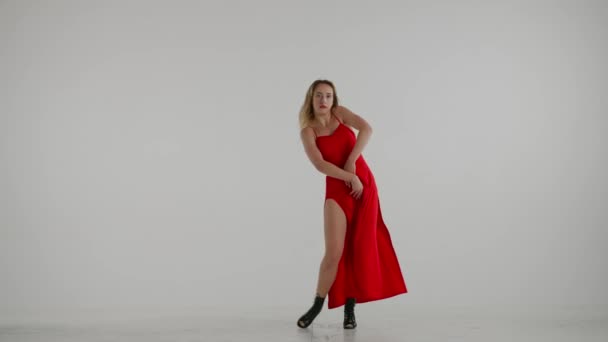 Παγιδευμένη Ένα Λευκό Γκρι Φόντο Νεαρή Γυναίκα Δείχνει Χορευτικές Κινήσεις — Αρχείο Βίντεο