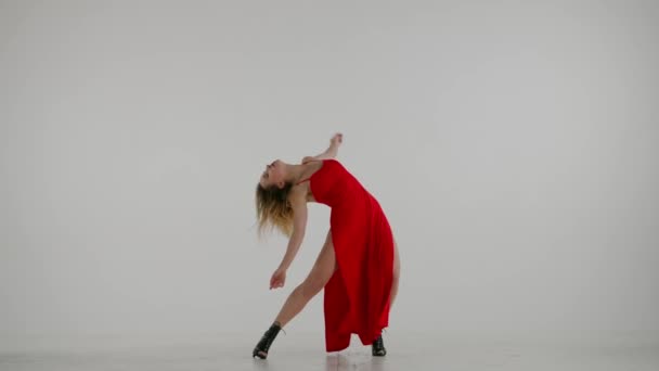 Incorniciato Uno Sfondo Bianco Grigio Giovane Donna Mostrando Passi Danza — Video Stock