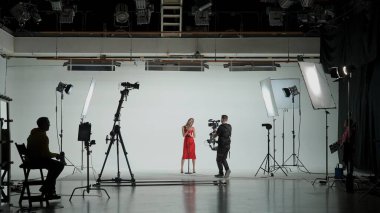 Music Clip Studio Set: Çağdaş Şehir Arkaplanı ile Sahnede Üç Profesyonel Dansçıyla Hip Hop Video Dans Sahnesi Çekimi. Sahne arkasında yönetmen ve kameraman.