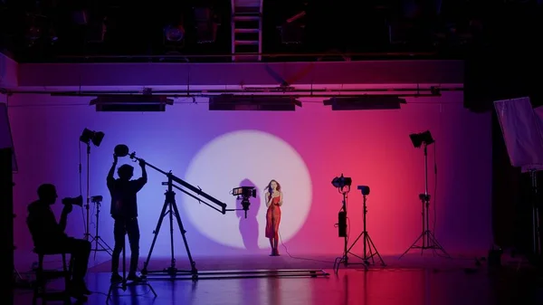 Ammatillinen Kuvauspaviljonki Valkoisella Syklo Prosessi Valmistautuu Ammunta Musiikkivideo Ohjaaja Kameramies — kuvapankkivalokuva