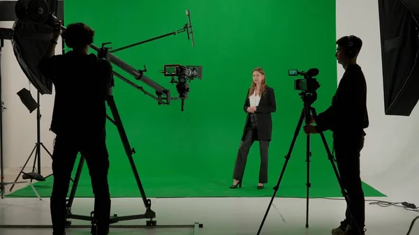 Nyhetsanker Jobb Kvinnejournalist Programleder Som Forteller Breaking News Utsikt Backstage – stockfoto