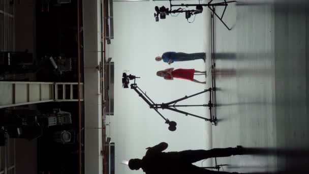 Professioneel Filmpaviljoen Met Een Witte Cyclorama Het Proces Van Voorbereiding — Stockvideo