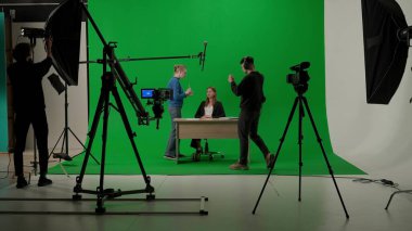 İş yerinde haber sunucusu, haber çekimi için hazırlık süreci, sahne arkası TV haber çekimi, kroma anahtar şablonu