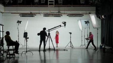 Music Clip Studio Set: Çağdaş Şehir Arkaplanı ile Sahnede Üç Profesyonel Dansçıyla Hip Hop Video Dans Sahnesi Çekimi. Sahne arkasında yönetmen ve kameraman.