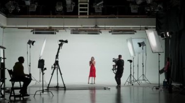 Music Clip Studio Set: Çağdaş Şehir Arkaplanı ile Sahnede Üç Profesyonel Dansçıyla Hip Hop Video Dans Sahnesi Çekimi. Sahne arkasında yönetmen ve kameraman.