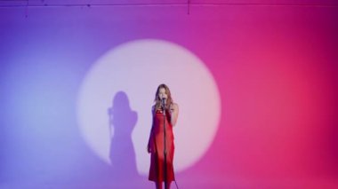 Beyaz siklonamalı profesyonel film köşkü. Bir klip çekimine hazırlanma süreci. Yönetmen, Kameraman ve ekibi sahne arkasında.