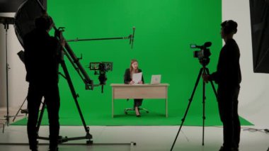 İş yerinde haber sunucusu, son dakika haberi veren kadın sunucu, sahne arkası TV haber çekimi, kroma anahtar şablonu