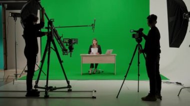 İş yerinde haber sunucusu, haber çekimi için hazırlık süreci, sahne arkası TV haber çekimi, kroma anahtar şablonu