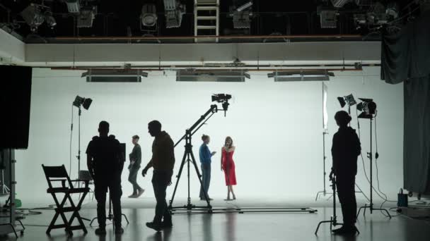 专业拍摄馆 白色的环形山 准备拍摄音乐录影带的过程 后台的导演 摄影师和剧组 — 图库视频影像