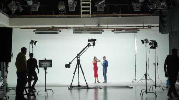 Profesionální Filmový Pavilon Bílým Cykloramatem Proces Přípravy Natáčení Videoklipu Režisér — Stock video