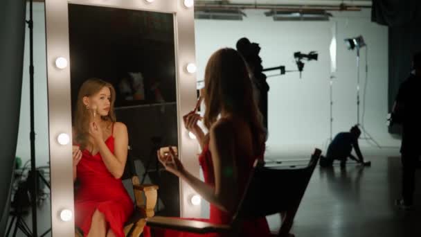 Atriz Está Preparando Para Filmar Filme Ela Senta Frente Espelho — Vídeo de Stock