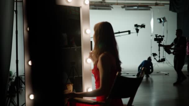 Actrice Bereidt Zich Voor Een Film Zit Voor Een Spiegel — Stockvideo