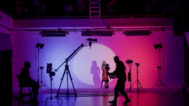 Pabellón Filmación Profesional Con Ciclorama Blanco Proceso Preparación Para Rodaje — Vídeos de Stock