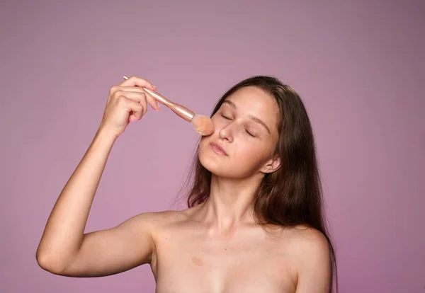 Makyaj Fırçası Kullanan Bir Kadın Stüdyoda Pembe Işıklı Pembe Arka — Stok fotoğraf