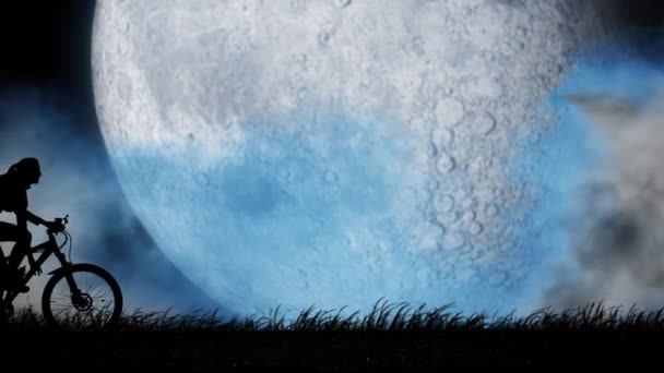一个女孩在蓝色月亮的背景下骑自行车的轮廓 她从瓶子里喝水 — 图库视频影像