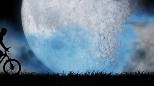在蓝色月亮的背景下骑自行车的人的轮廓 — 图库视频影像