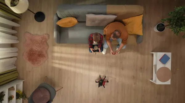 家族の絆と親のクリエイティブなコンセプト 自宅で一緒にレジャータイム リモートコントロールスパイダーロボットのおもちゃで遊ぶアパートルーム 父と小さな男の子のトップビュー — ストック写真