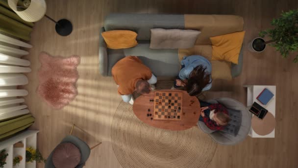 家庭关系和父母关系广告概念 家庭闲暇时间在一起 客厅的头像爸爸和妈妈坐在一起下棋 爸爸赢得了比赛 — 图库视频影像