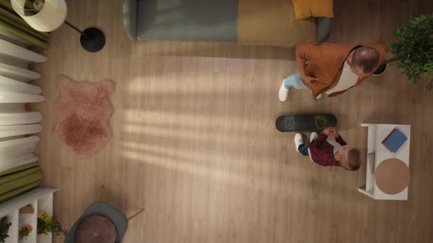 家庭关系和父母关系广告概念 家庭闲暇时间在一起 顶级客厅 父亲教他的小儿子用滑板 牵着手在地板上移动 — 图库视频影像