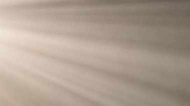 Spot ışığından gelen ışınlar yoğun bir sis bulutunu delip geçer ya da siyah bir arkaplanda duman bulutu oluşturur. Doku ve soyut sanat