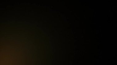 Siyah bir arkaplanda. Soyutlama, kibrit yakma, ateş. Hareketleri, titremeleri, titremeleri gösteriyor. Ekran koruyucuları ve çeşitli arka planlar için kullanılır. Makro çekim.