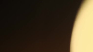 Siyah bir arkaplanda. Soyutlama, kibrit yakma, ateş. Hareketleri, titremeleri, titremeleri gösteriyor. Ekran koruyucuları ve çeşitli arka planlar için kullanılır. Makro çekim.