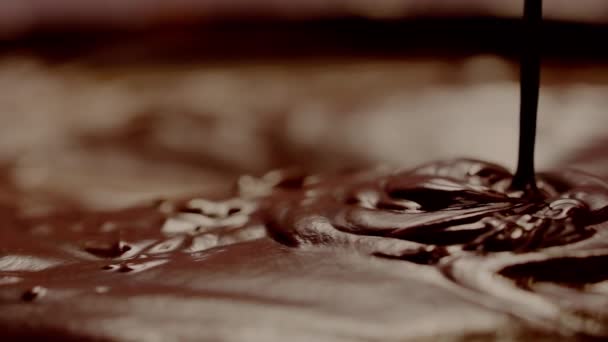 倒入黑巧克力的慢动作 — 图库视频影像