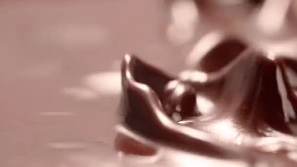 Trage Beweging Video Van Golven Van Chocolade Spetteren Verspreiden Kleine — Stockvideo
