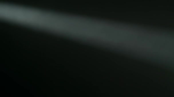 聚光灯照射在黑色背景上的流动的烟雾 烟和雾的背景摘要 — 图库视频影像