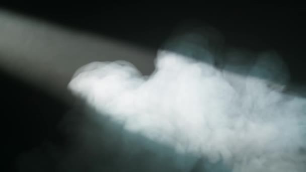 浓烟在聚光灯的光束中 在黑色的背景上向上流动 设计要素 抽象艺术 — 图库视频影像