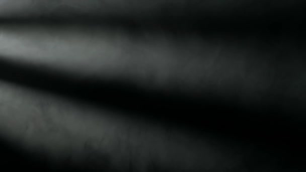 灰蒙蒙的烟雾笼罩在黑色背景的聚光灯下 鬼的组成 纹理和抽象艺术 — 图库视频影像