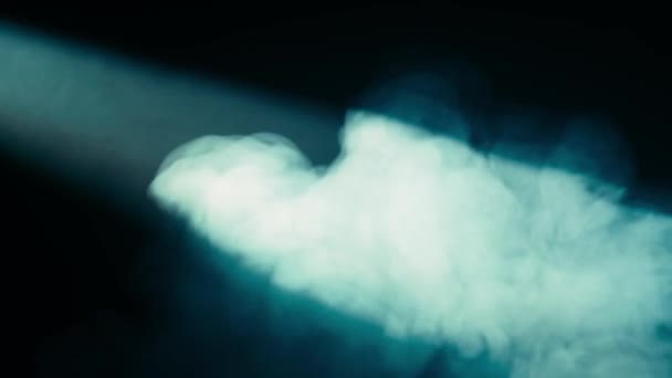 Espeso Humo Blanco Centro Atención Luz Neón Azul Convierte Nubes — Vídeos de Stock