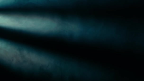 聚光灯和蓝色霓虹灯照射下的黑色背景上的雾霾效应 — 图库视频影像